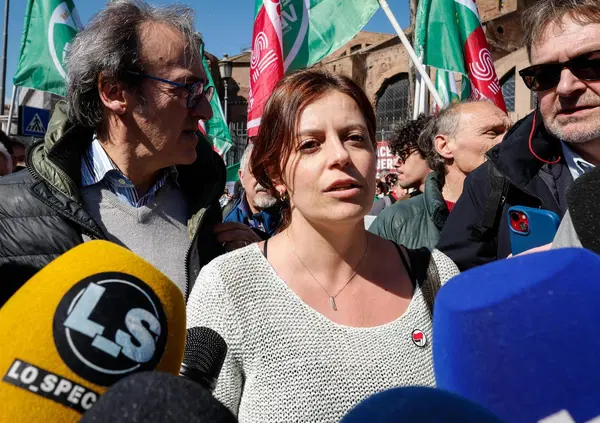 Nel caso della perquisizione a Ilaria Salis e dell&rsquo;assistente con precedenti per violenza privata trovato nella sua camera d&rsquo;hotel viene fuori tutta la loro (e nostra?) ignoranza politica 