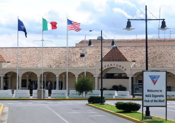 Non vi spiegano come &egrave; andata su Crosetto e Sigonella perch&eacute; nessuno lo sa: dietro c'&egrave; un accordo segreto da pi&ugrave; di 70 anni. Parla Mirko Campochiari di Parabellum: "Il ministro ha solo seguito le regole"