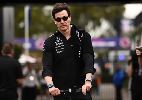 Toto Wolff, a che gioco stai giocando? &ldquo;A Miami un nuovo inizio. Ora sembriamo eroi, ma tra tre GP&hellip;&rdquo;. Ecco cosa c&rsquo;&egrave; dietro al messaggio diretto (soprattutto) a Ferrari