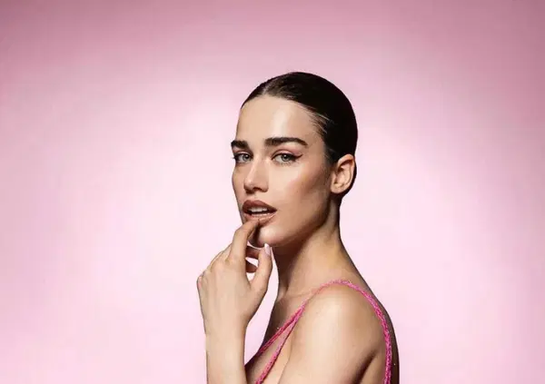 Il nuovo singolo di Clara, &ldquo;Prima donna&rdquo;, si vende bene ma a basso prezzo