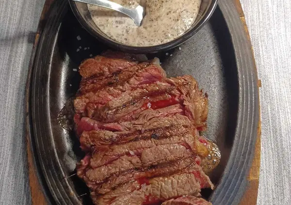 Siamo andati a mangiare alla Bisteccheria d&rsquo;Italia, il locale della figlia del prestanome dei Senese che ha portato alle dimissioni di Andrea Delmastro, ma com&rsquo;&egrave;? Carni anonime, location pure. E Miriam Caroccia&hellip;