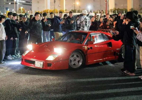 Mentre stavate festeggiando, Lewis Hamilton se n&rsquo;&egrave; uscito con il video dell&rsquo;anno: Tokyo, una Ferrari F40 e&hellip;Kim Kardashian per la prima volta