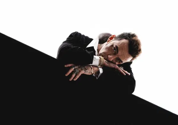 Salmo &egrave; il pi&ugrave; forte anche con l&rsquo;intelligenza artificiale: &ldquo;Eclissi&rdquo; &egrave; un pezzo rock