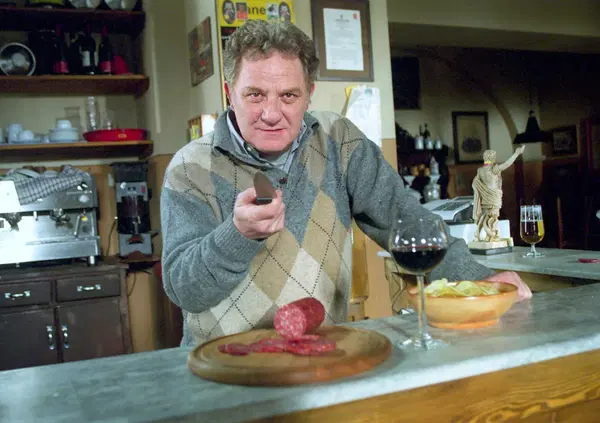 Che amarezza! Cesare Cesaroni &egrave; morto ma almeno ci restava la &ldquo;sua&rdquo; bottiglieria alla Garbatella. Lo storico locale della serie, che torna luned&igrave; su Canale 5, chiude