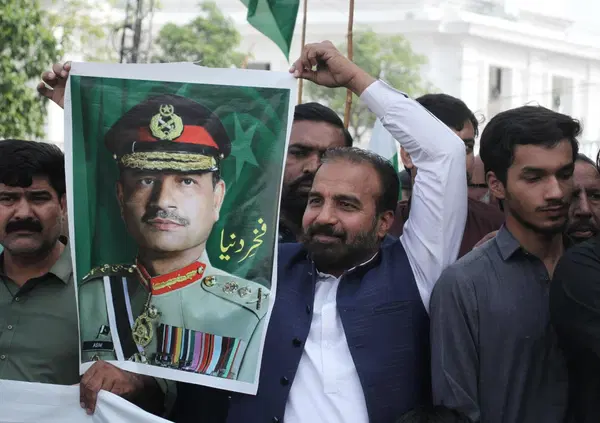 Vi spieghiamo cosa c'&egrave; dietro agli accordi Usa-Iran: il Pakistan riesce dove l'Europa fallisce e c'entrano gli interessi dell'Arabia Saudita, gli affari di Trump, la Cina e la nascita di una nuova potenza nucleare