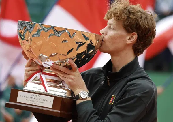 &ldquo;No trips for Alcaraz&rdquo;, Sinner dominatore come Djokovic: Montecarlo vale doppio, numero uno del ranking e primo titolo sulla terra rossa dopo il dolore del Roland Garros 