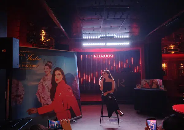 &ldquo;Miss Italia&rdquo; e l&rsquo;altro lato dello specchio. Ditonellapiaga ci parla di libert&agrave;, politica (&ldquo;Ho votato no&rdquo;) e giura di non essersi sentita come Silvio Berlusconi: il reportage dal Red Room di Milano