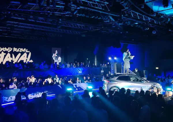 C&rsquo;eravamo noi, Mahmood sul tetto di una Cupra Raval, i piloti della VR46, Gianluca Gazzoli e un gran casino: reportage di una serata veloce a Milano