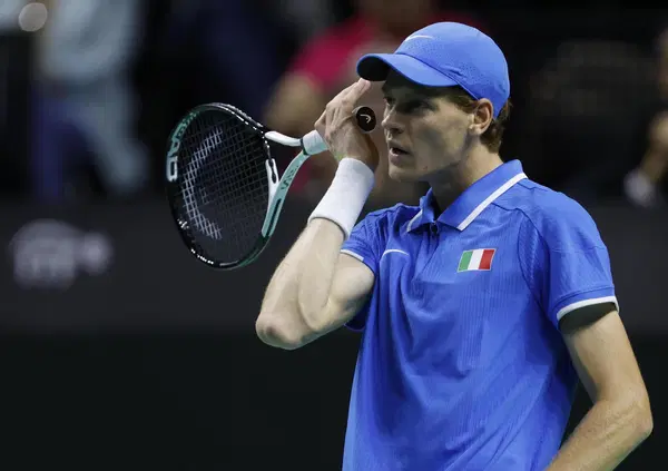 Storia del razzismo contro Sinner, l'italiano che non lo &egrave; mai abbastanza. Perch&eacute; dobbiamo sempre ricordarglielo? Ora anche l'inno di Mameli diventa un caso