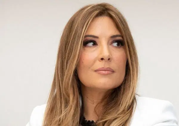 Grande Fratello Vip, Selvaggia Lucarelli asfalta Adriana Volpe: &ldquo;Io antipatica? S&igrave; ma a differenza tua con l&rsquo;antipatia ci fatturo&rdquo;. Mic drop