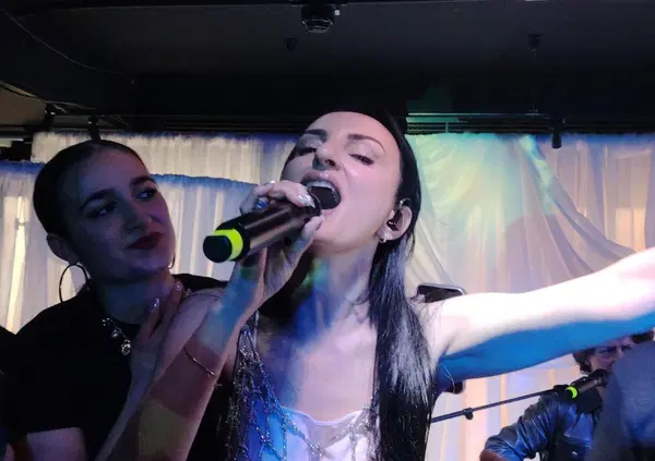 Come ubriacarsi fino a perdere la grazia al party di Arisa da Armani Priv&eacute;: guida dettagliata, info utili e &ldquo;Foto Mosse&rdquo;