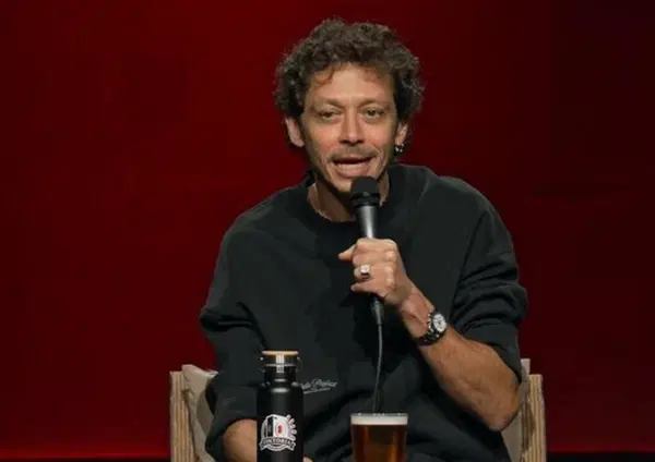 Valentino Rossi a Tintoria? Fa il panico pure con le domande sbagliate: &ldquo;Sto al simulatore, ma mi hanno rubato il nome&rdquo;. E sulle mattate in Giappone, le figlie e tutto il resto&hellip;