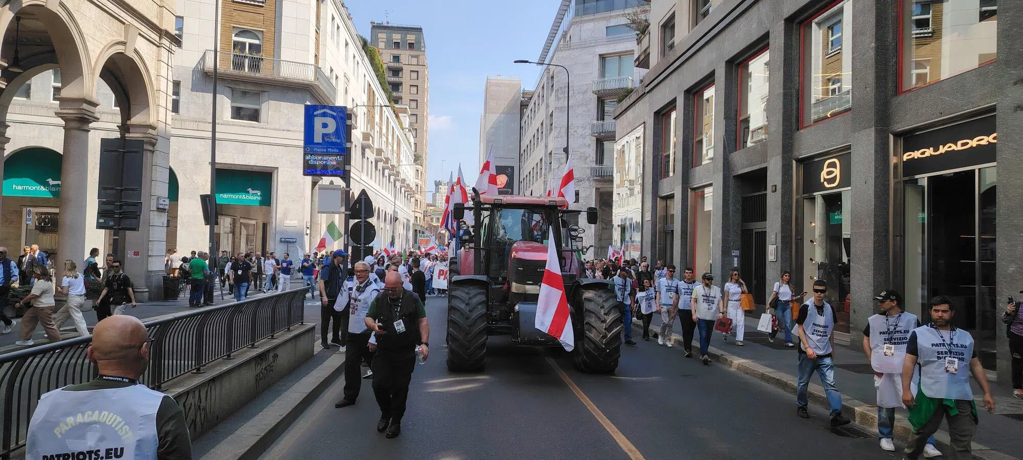Il trattore alla guida del corteo per la Remigrazione
