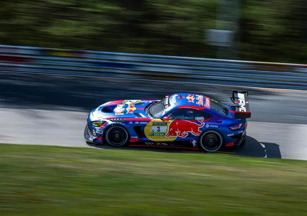 Verstappen, continua la stagione da incubo? Anche al Nurburgring con la Mercedes finisce male, ma in pista Max d&agrave; spettacolo (come sempre)