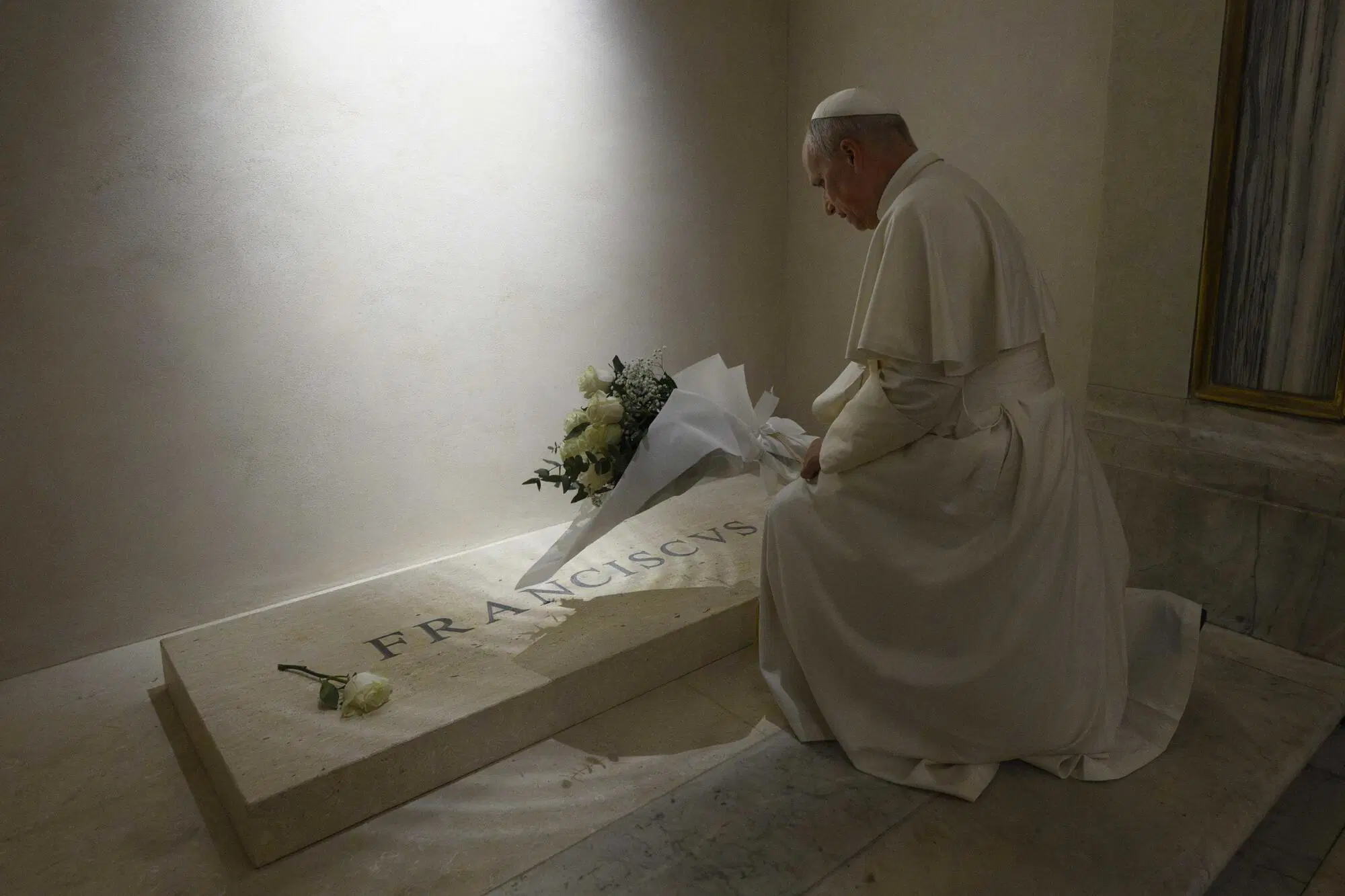  Papa Leone XIV in preghiera sulla tomba di Papa Francesco
