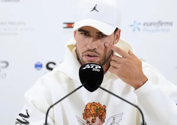 Il destino (fisico) di Alcaraz dopo l&rsquo;infortunio? Carlos deve fare una scelta decisiva che riguarda il Roland Garros, Jannik Sinner e qualcosa di persino pi&ugrave; importante