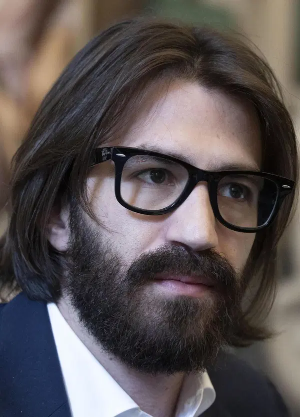 La soffiata di MOW: Leonardo Maria Del Vecchio vuole far sparire dal web l'intervista dalla Gruber. Il compito affidato al capo della security, l'ex colonnello della GDF Andrea Martinengo