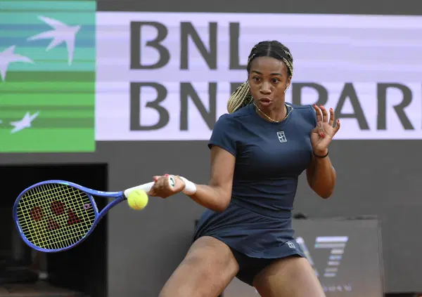 Chi &egrave; Tyra Caterina Grant, la diciottenne italiana che ha stravinto a Madrid la sua prima partita Wta. Una nuova speranza per il nostro tennis? Il padre ex cestista, l'allenatore di Sinner e la nuova posizione nel ranking