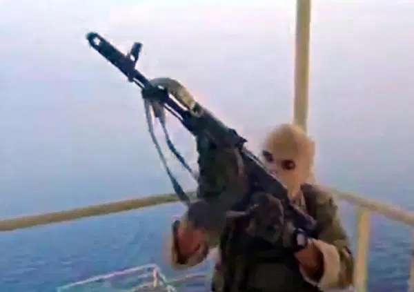 Hormuz, gas e benzina alle stelle e stop crociere: preparatevi alla vacanza Checco Zalone (in Molise dalla vecchia zia)