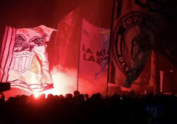 Finale di Coppa Italia s&igrave;, derby no: la curva Nord della Lazio detta la linea. Tutti dentro con l&rsquo;Inter, ma l&rsquo;Olimpico contro la Roma rester&agrave; senza ultras? E i tifosi si dividono sui social