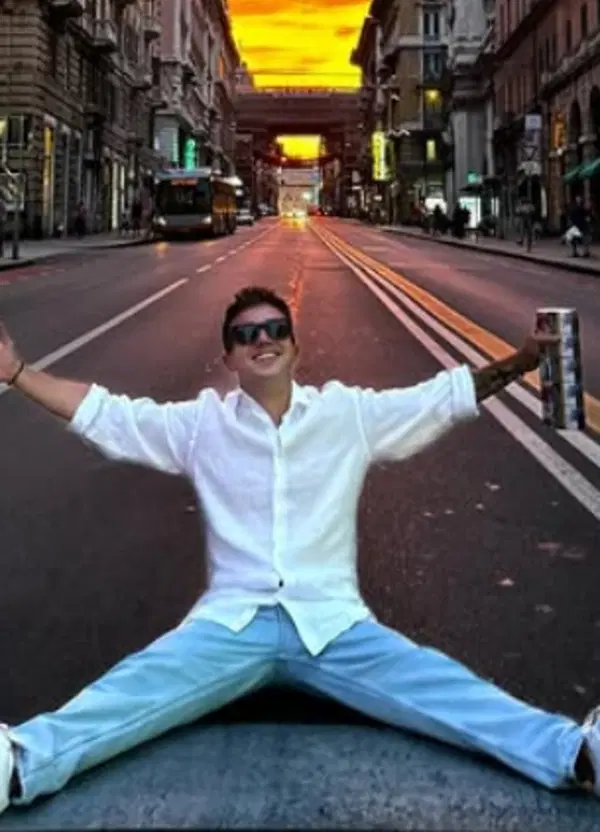 Se cercate un disco rivoluzionario, lasciate perdere &ldquo;Solito cinema&rdquo; di Juli, un&rsquo;overdose di pop romantico pieno di feat comodi da fischiettare in macchina