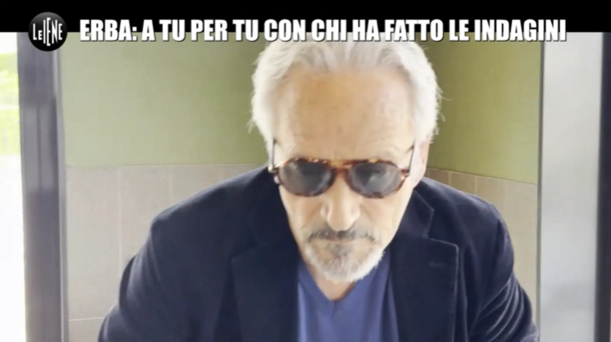 Luciano Gallorini che si alza per prendere a calci Andreetta Mediaset