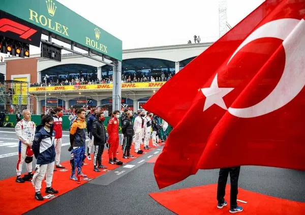 Finalmente una bella notizia: la F1 torna in Turchia dal 2027, ma com&rsquo;&egrave; possibile visto il limite delle 24 gare a stagione dopo l&rsquo;annuncio di Portimao? C&rsquo;entra il futuro di altri due GP&hellip;