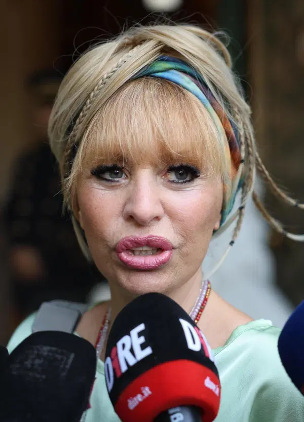 Buon 25 aprile da Mediaset: perch&eacute; al Gf Vip non si pu&ograve; dire che Alessandra Mussolini sia nipote del duce?