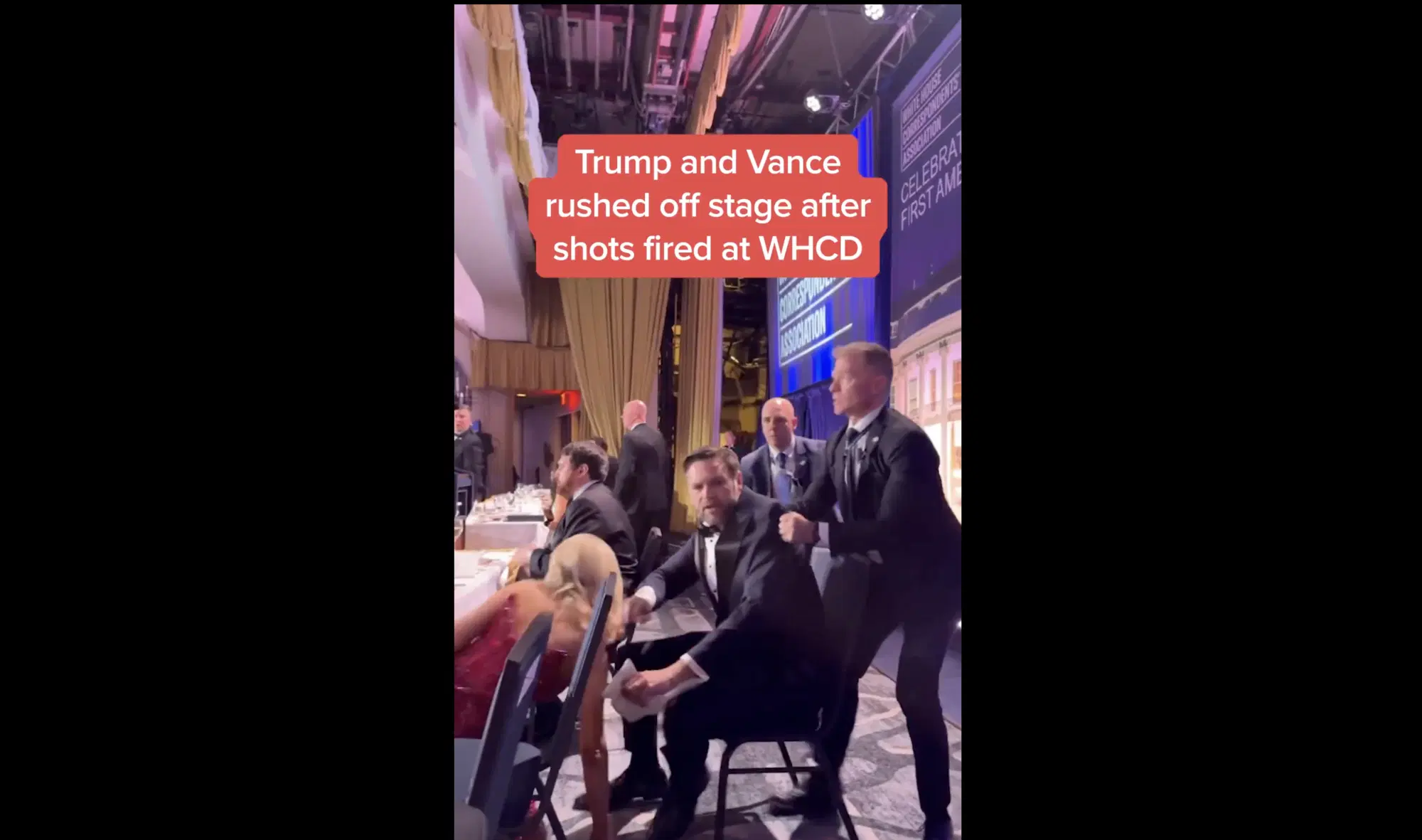 Un frame del video che mostra JD Vance uscire prima di Trump dalla sala