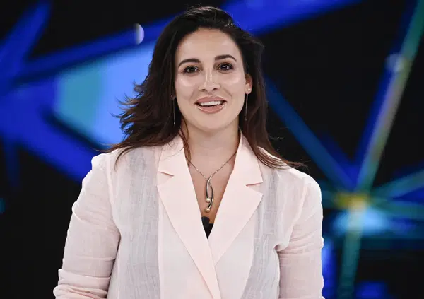 Francesca Manzini al Grande Fratello Vip confessa di avere un fidanzato di cui non pu&ograve; parlare? Antonella Elia fa la battuta (&ldquo;Ma &egrave; un gangster?&rdquo;), ma sui social si parla gi&agrave; di un altro &ldquo;Mark Caltagirone gate&rdquo;