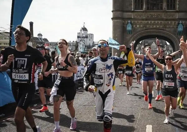 42 chilometri in tuta da gara in memoria del figlio Luca, alla maratona di Londra la vera impresa l&rsquo;ha fatta Sylvain Guintoli. Ed &egrave; subito boom di donazioni per la lotta contro il cancro