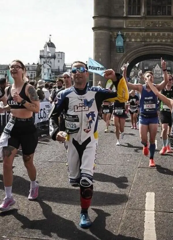 42 chilometri in tuta da gara in memoria del figlio Luca, alla maratona di Londra la vera impresa l&rsquo;ha fatta Sylvain Guintoli. Ed &egrave; subito boom di donazioni per la lotta contro il cancro
