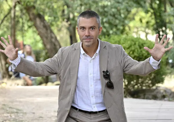 Saverio Raimondo asfalta la comicit&agrave; in tv (e non solo): "La politica? Una mancanza. I social sono pi&ugrave; vecchi della tv"