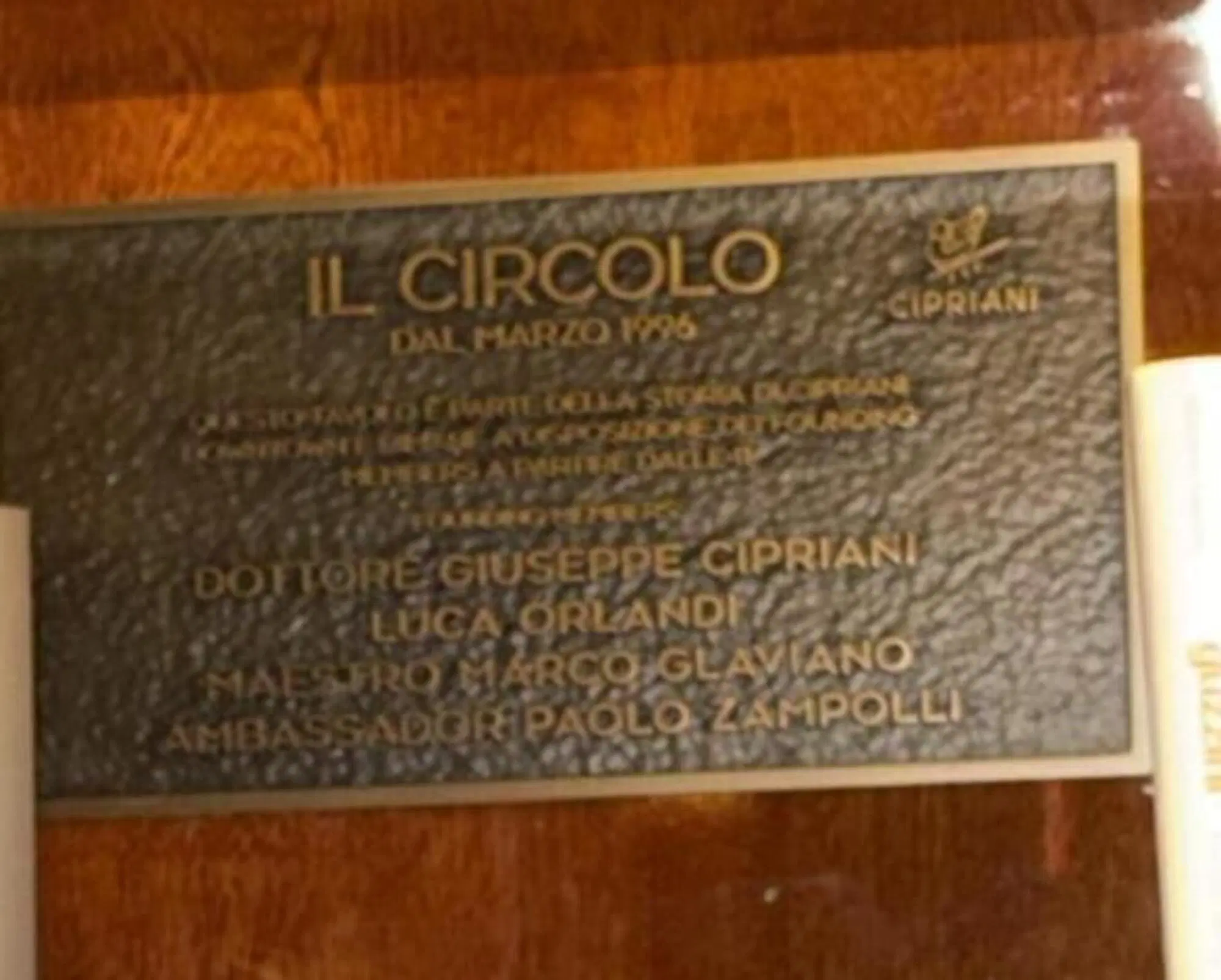 La famosa targhetta dei soci fondatori di Casa Cipriani