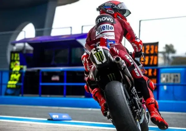 Marc Marquez canta &ldquo;questione di feeling&rdquo; (con l&rsquo;anteriore), ma la sua faccia dice altro, insieme a quello che &egrave; successo a Jerez