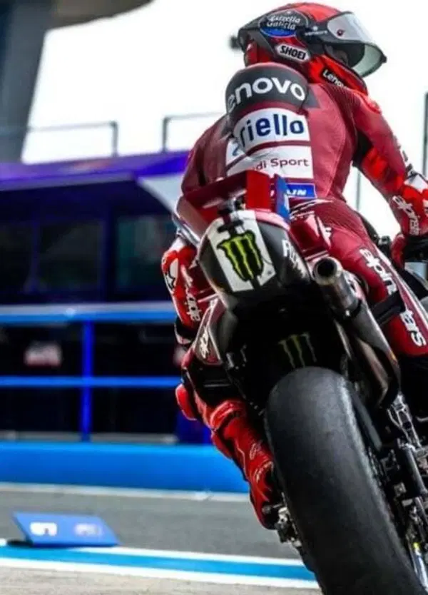 Marc Marquez canta &ldquo;questione di feeling&rdquo; (con l&rsquo;anteriore), ma la sua faccia dice altro, insieme a quello che &egrave; successo a Jerez