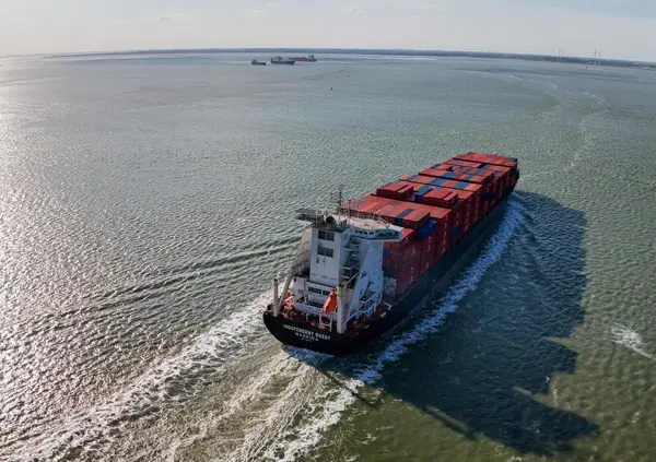 In Europa vi dicono che lo Stretto di Hormuz &egrave; chiuso, ma la verit&agrave; &egrave; che qualcuno ci passa. E gli affari coinvolgono yuan e bitcoin