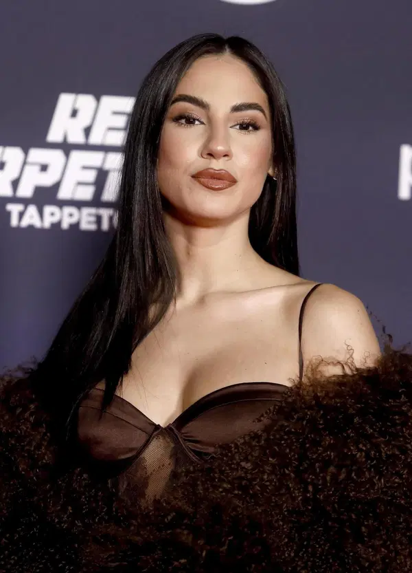 Giulia De Lellis non posta la figlia sui social perch&eacute; "&egrave; pericoloso". Ma vuole i vostri per il suo show davanti a 6 milioni di follower