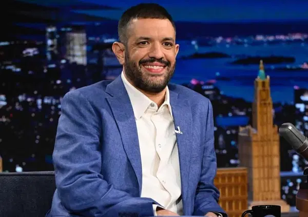 Ok, ma chi &egrave; Francesco De Carlo, il comico che &egrave; andato da Fallon? Dagli inizi nei locali al late show dove tutti vogliono andare, ecco chi &egrave; il comico pi&ugrave; invidiato d'Italia