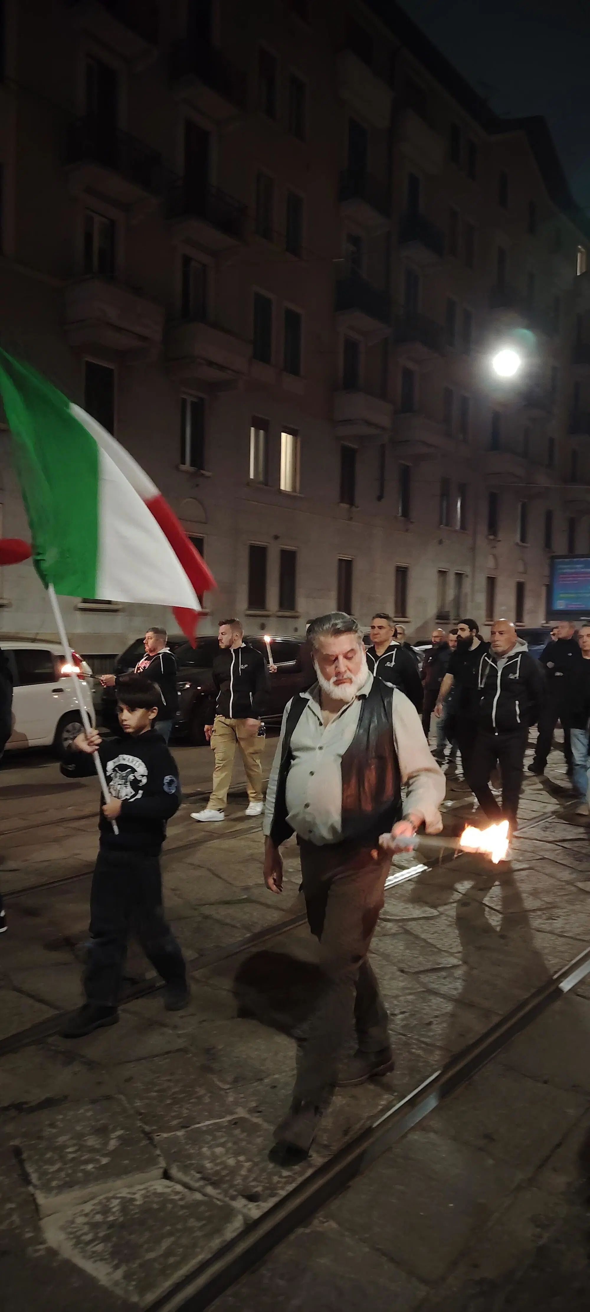 Padre e figlio in processione per Sergio Ramelli