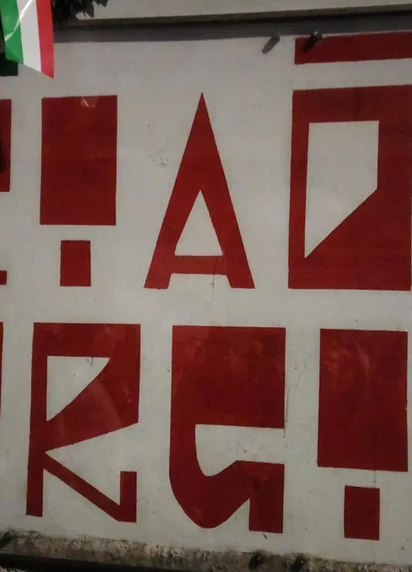 Eravamo "presenti" alla fiaccolata per Sergio Ramelli e abbiamo capito che il vero saluto romano &egrave; la pernacchia