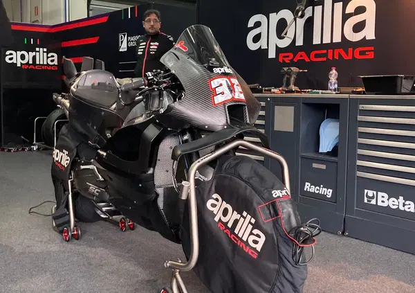 Aprilia in pista a Jerez con la MotoGP 850, Sterlacchini: &ldquo;C&rsquo;&egrave; un nuovo software, anche per la gestione della cambiata. Il motore? Pi&ugrave; o meno definitivo&rdquo;