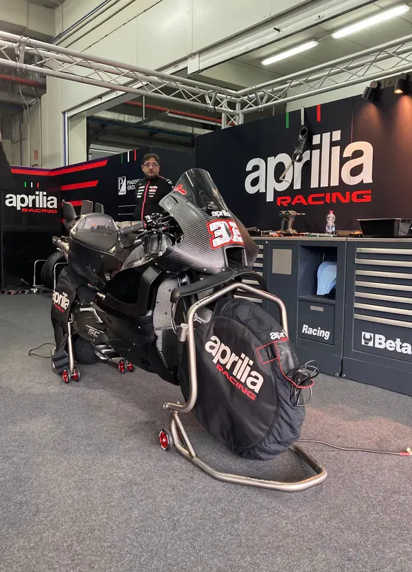 Aprilia in pista a Jerez con la MotoGP 850, Sterlacchini: &ldquo;C&rsquo;&egrave; un nuovo software, anche per la gestione della cambiata. Il motore? Pi&ugrave; o meno definitivo&rdquo;