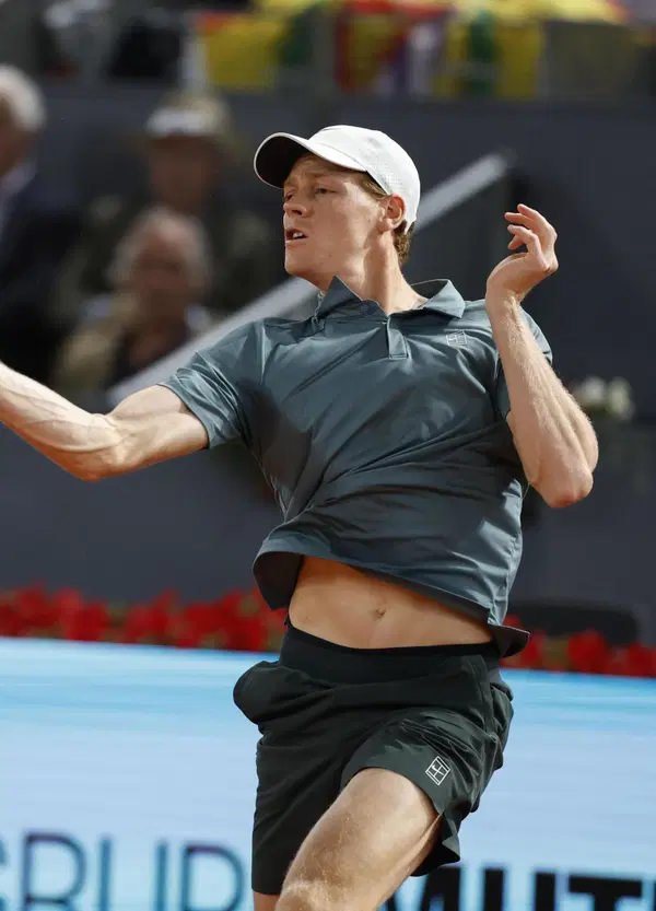 Sinner, le mani sul volante (e su Madrid), ma Paolo Bertolucci ha una domanda: "Quanto &egrave; stanco di testa?". E su Rafa Jodar: "Non &egrave; uno di quei giovinotti arroganti"