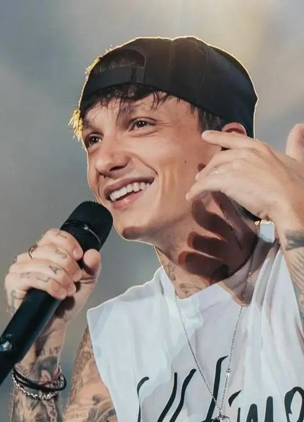 L&rsquo;ultima, tafazziana canzone di Ultimo: &ldquo;Questa insensata voglia di te&rdquo; &egrave; straziante e non nel senso romantico del termine