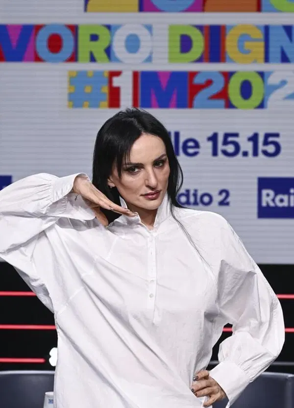 Cara Arisa, ma che ti sei calata? Altro che Primo Maggio come Woodstock e "leggerezza&rdquo;: ma non lo sai che domani &egrave; la Festa dei Lavoratori?