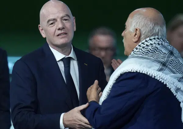Infantino smentisce Zampolli sull&rsquo;Italia ai Mondiali (&ldquo;L&rsquo;Iran ci sar&agrave;&rdquo;) e si umilia al congresso Fifa: Israele e Palestina non si stringono la mano. Il &ldquo;king of soccer&rdquo; voleva essere Bill Clinton?