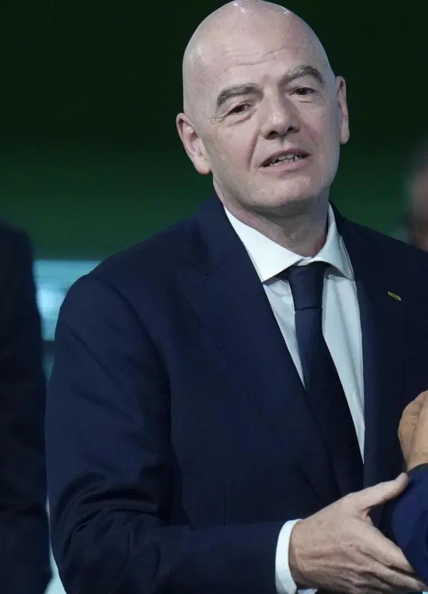 Infantino smentisce Zampolli sull&rsquo;Italia ai Mondiali (&ldquo;L&rsquo;Iran ci sar&agrave;&rdquo;) e si umilia al congresso Fifa: Israele e Palestina non si stringono la mano. Il &ldquo;king of soccer&rdquo; voleva essere Bill Clinton?