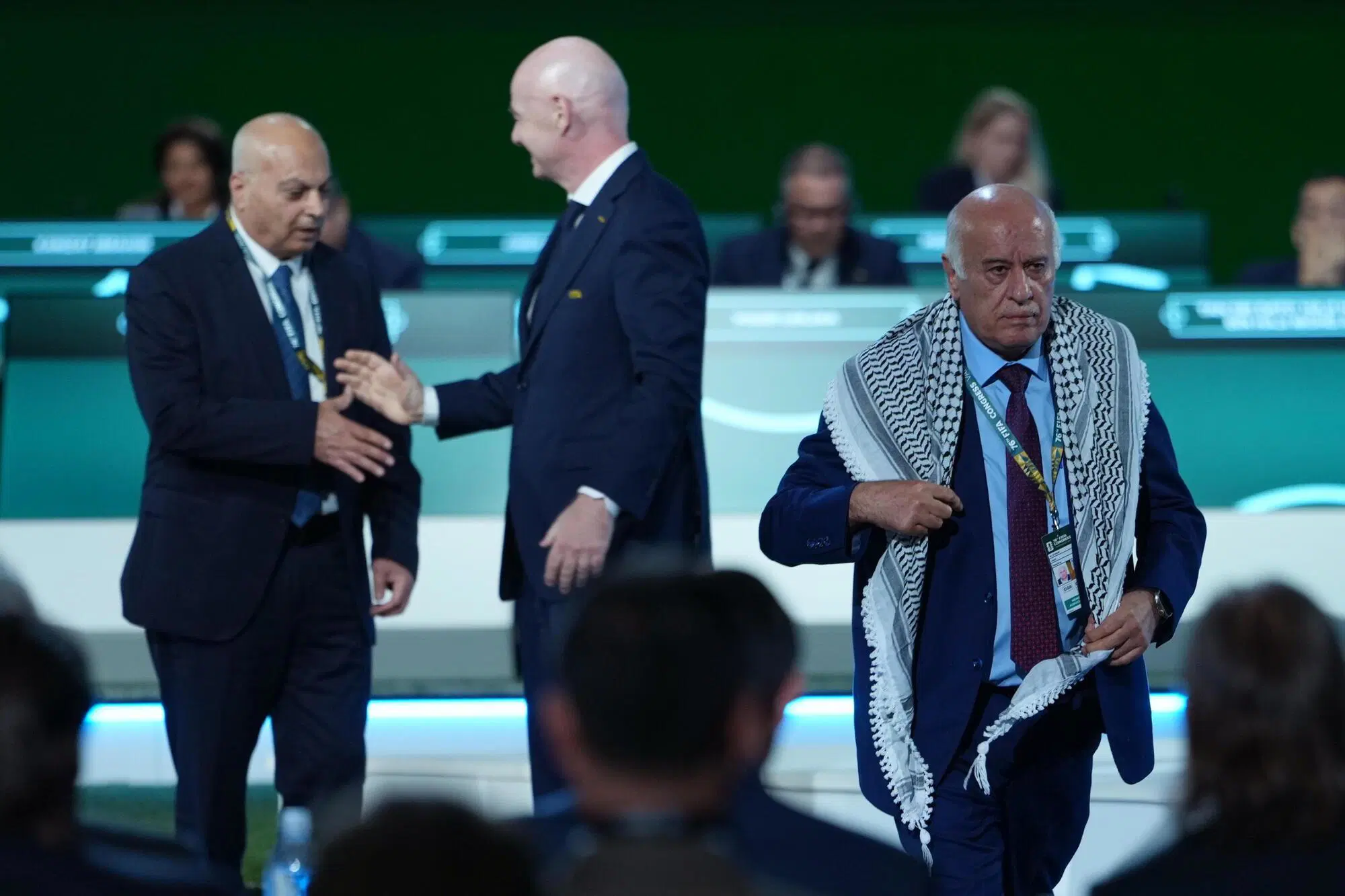 I delegati di Israele e Palestina non si stringono la mano