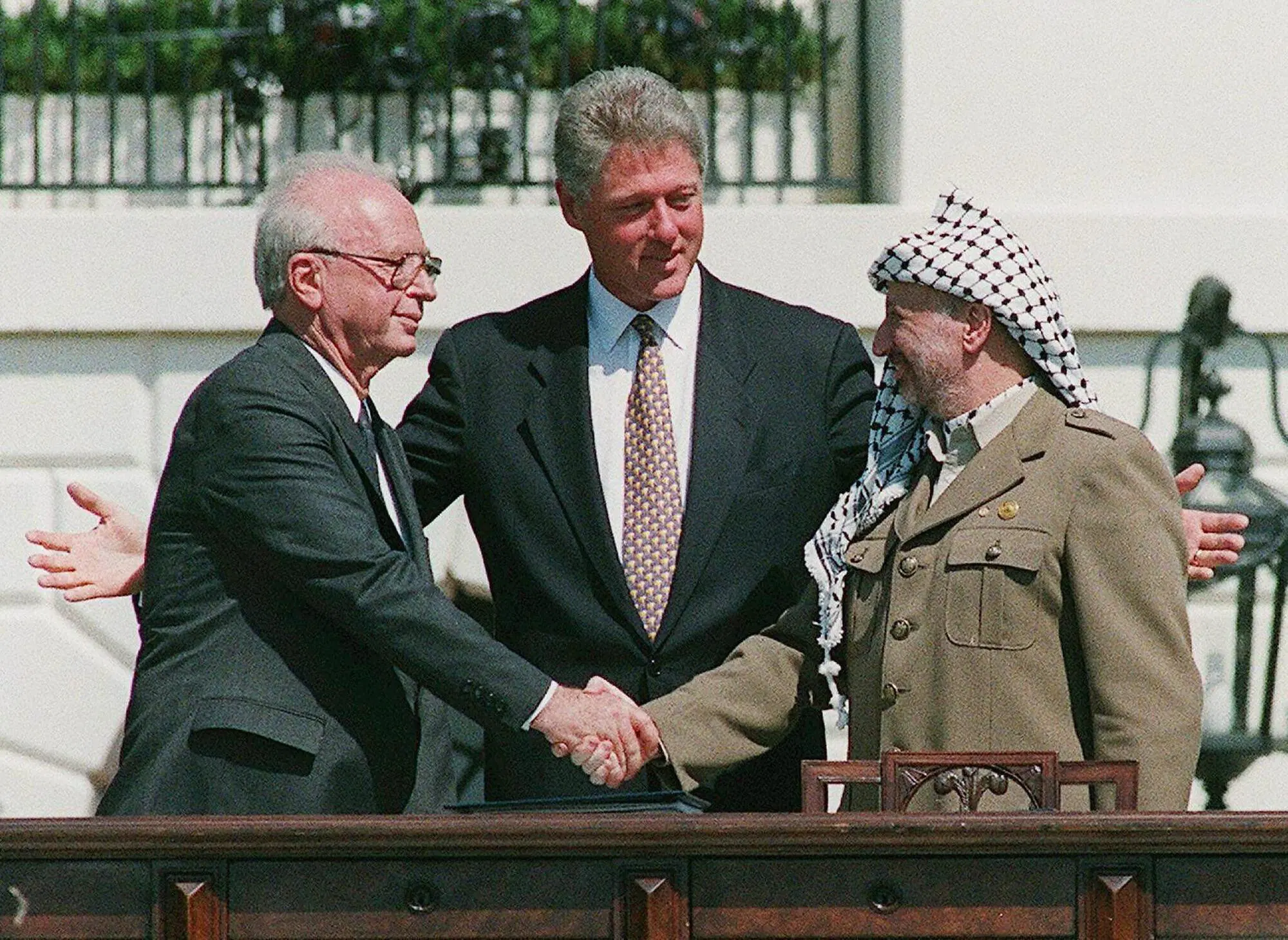 Rabin e Arafat davanti a Bill Clinton